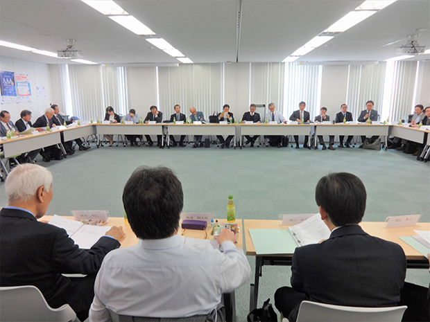 役員会議のみならず、国土交通省を交えた意見交換会など重要な会議の運営も行います。