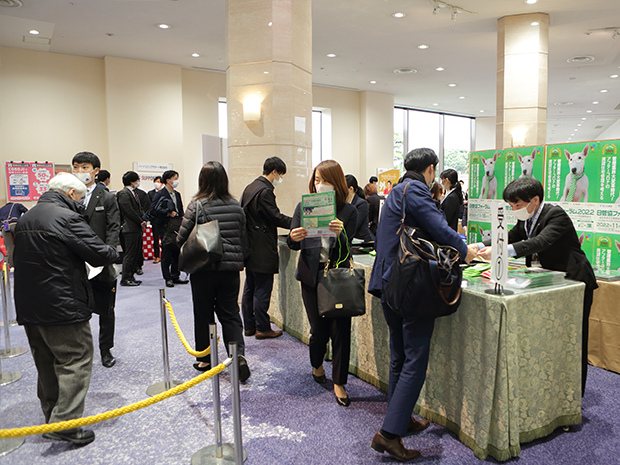 日管協フォーラムでは、企画や案内、集客までを行い、当日は約1,600人の来場者を受付で迎えます。