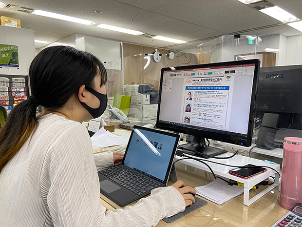 セミナーやイベントの案内リーフレットを1から作成します。